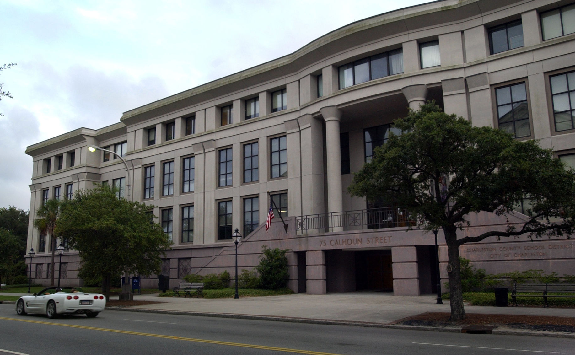 Charleston school board meets with attorneys